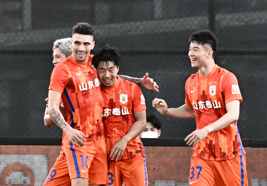 运动战进球王再续传奇，率队击败对手